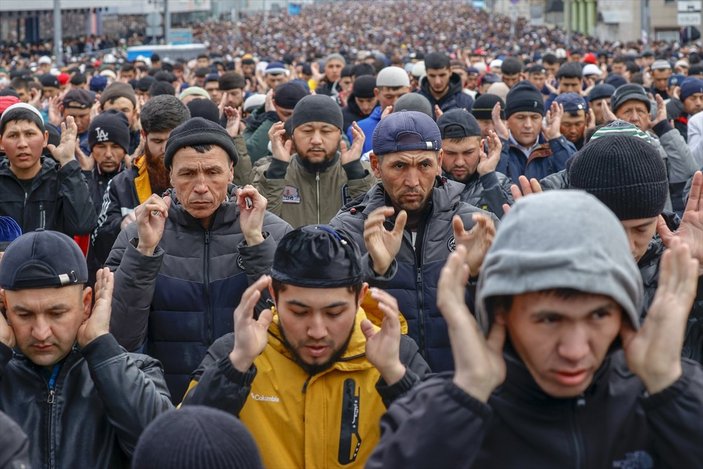 Rusya'da bayram namazında cemaat sokaklara taştı