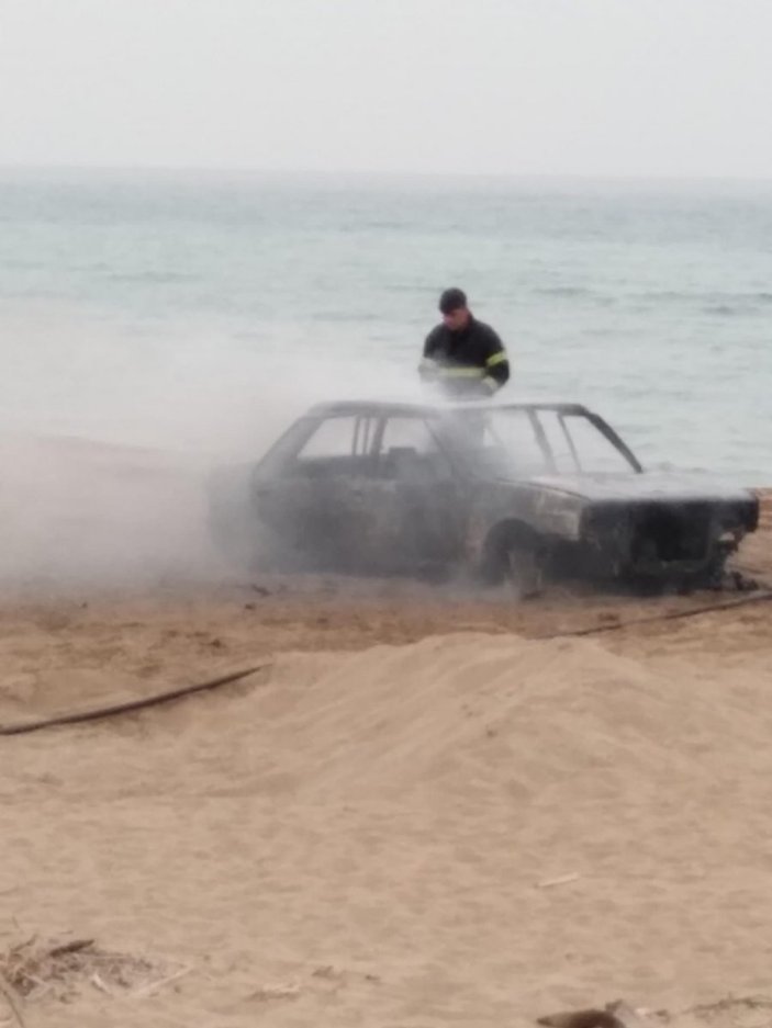 Adana'daki vatandaş otomobilini ateşe verdi
