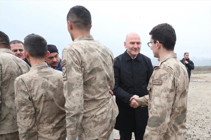 Süleyman Soylu, bayram namazında askerleri yalnız bırakmadı