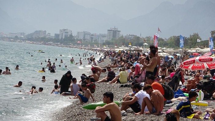 Antalya’da vatandaşlar Konyaaltı Sahili'ni doldurdu