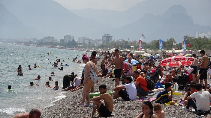 Antalya’da vatandaşlar Konyaaltı Sahili'ni doldurdu