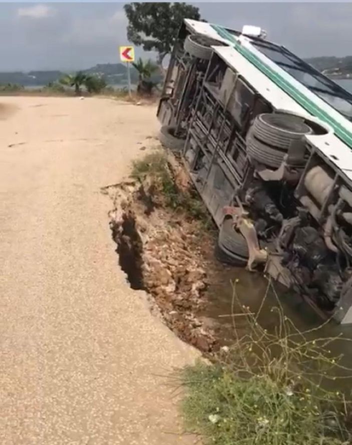 i Adana'da toplu taşıma otobüsü göle devrildi