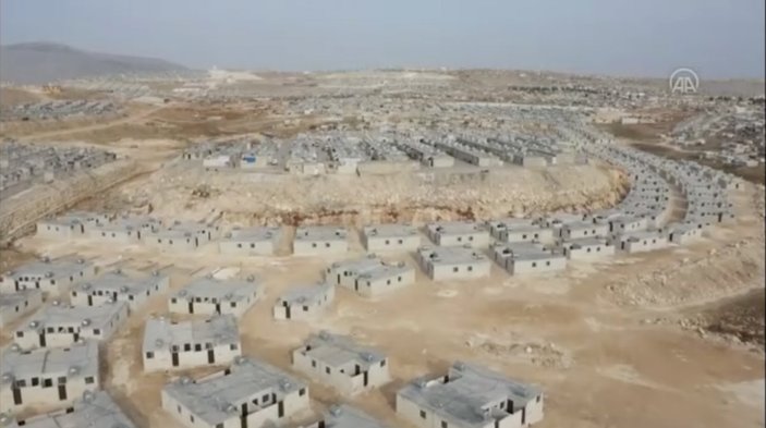 İdlib'de inşa edilen briket evler sahiplerine teslim edildi