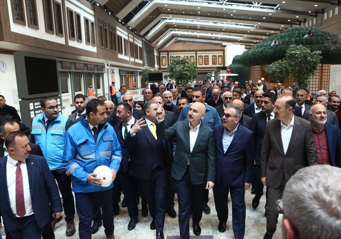 a Adil Karaismailoğlu, Rize-Artvin Havalimanı'nı inceledi