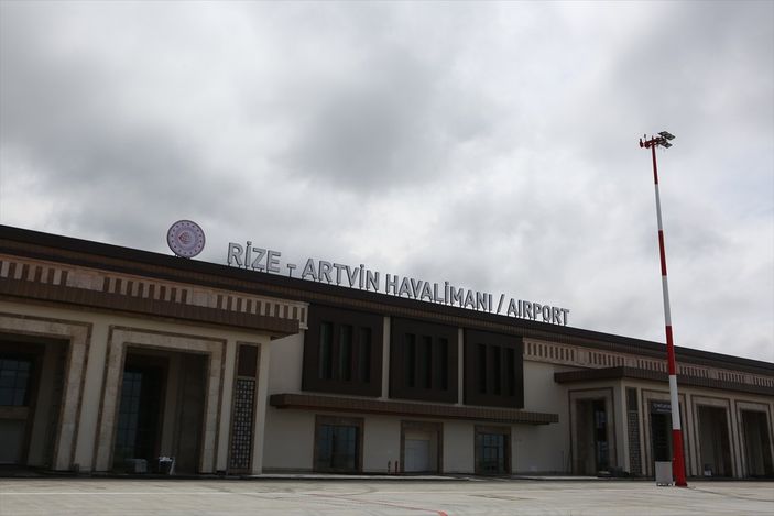 a Adil Karaismailoğlu, Rize-Artvin Havalimanı'nı inceledi