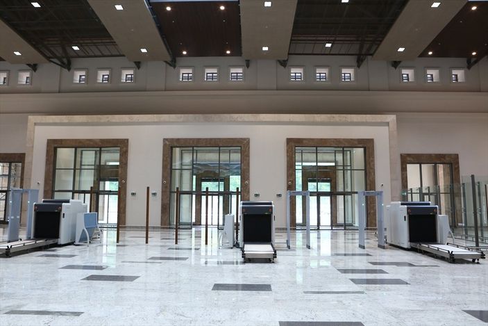 a Adil Karaismailoğlu, Rize-Artvin Havalimanı'nı inceledi