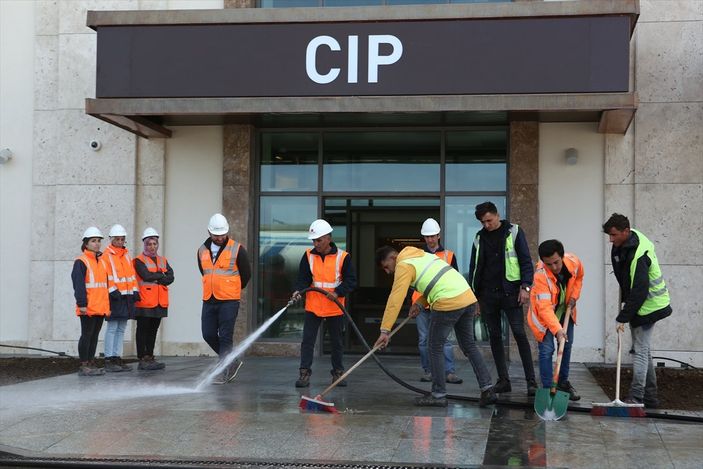 a Adil Karaismailoğlu, Rize-Artvin Havalimanı'nı inceledi