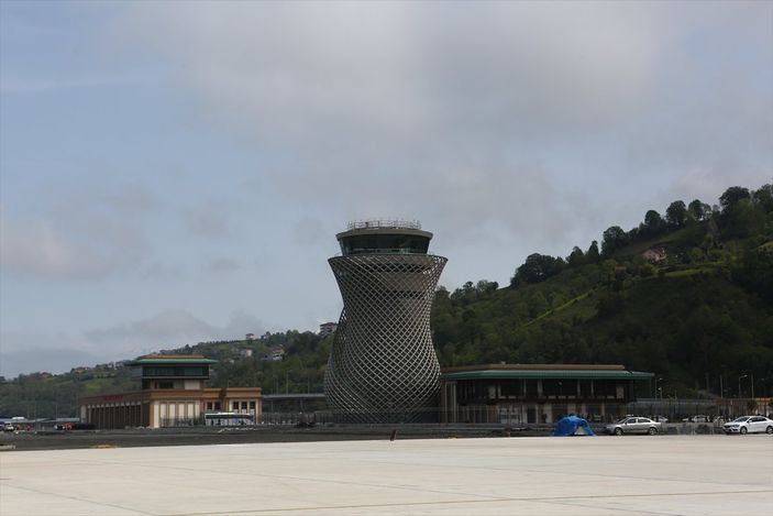 a Adil Karaismailoğlu, Rize-Artvin Havalimanı'nı inceledi