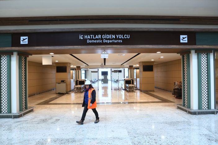 a Adil Karaismailoğlu, Rize-Artvin Havalimanı'nı inceledi