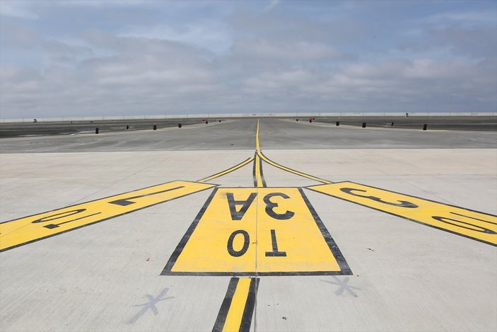 a Adil Karaismailoğlu, Rize-Artvin Havalimanı'nı inceledi