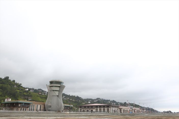 a Adil Karaismailoğlu, Rize-Artvin Havalimanı'nı inceledi