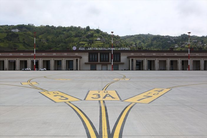 a Adil Karaismailoğlu, Rize-Artvin Havalimanı'nı inceledi