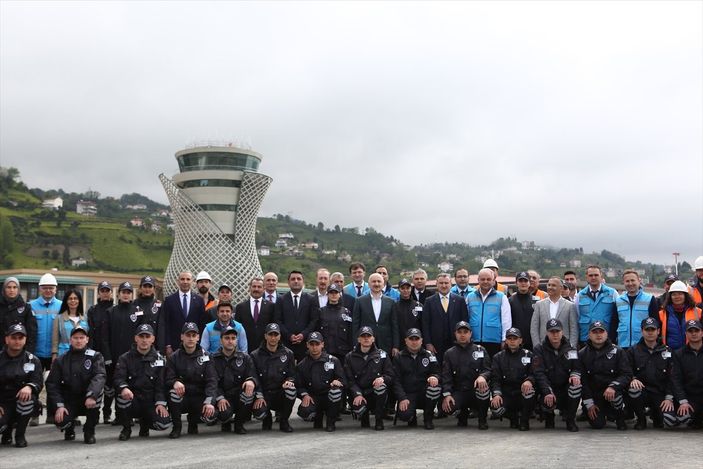 a Adil Karaismailoğlu, Rize-Artvin Havalimanı'nı inceledi