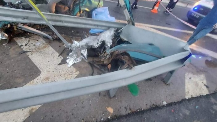 İzmir'de araç refüje çarptı: 2 ölü, 3 yaralı