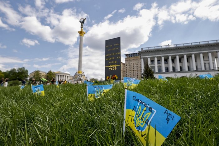 Ukraynalıların Rus enkazları ile zafer pozları