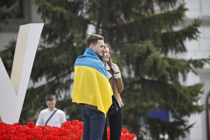Ukraynalıların Rus enkazları ile zafer pozları