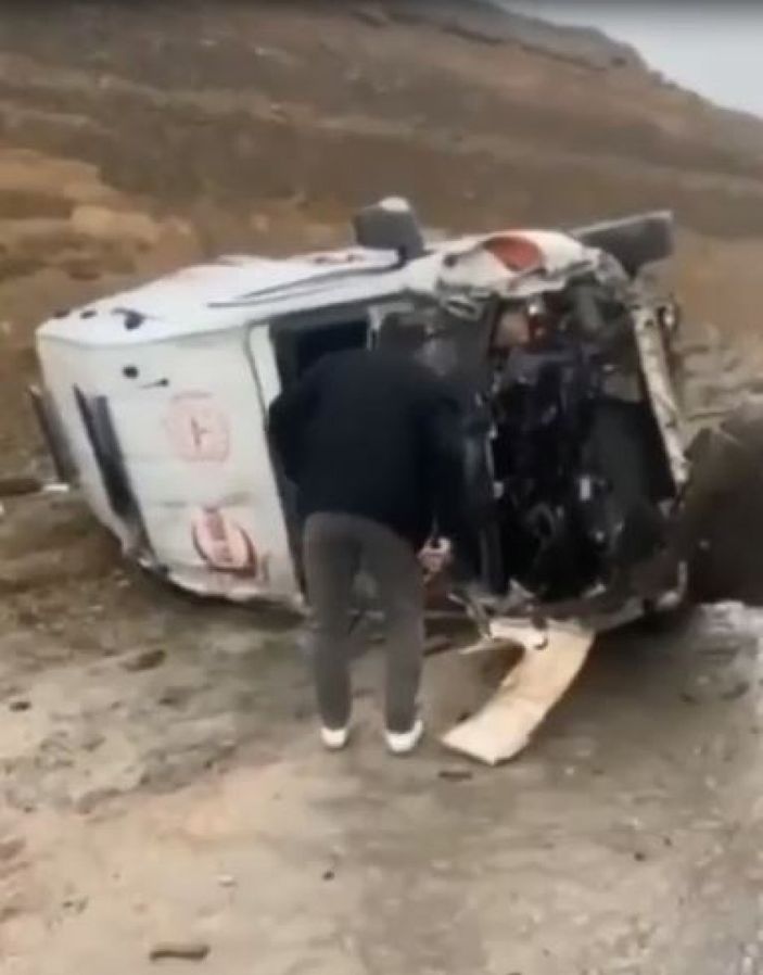 Van'da hasta taşıyan ambulans yan yattı: 5 yaralı