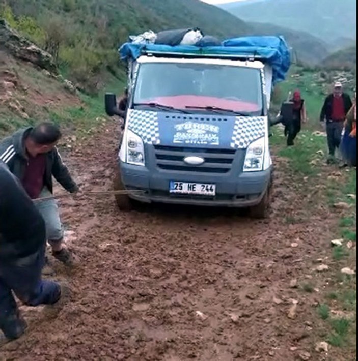 Bitlis’te AFAD, çamura saplanan minibüsteki 50 kişiyi kurtardı