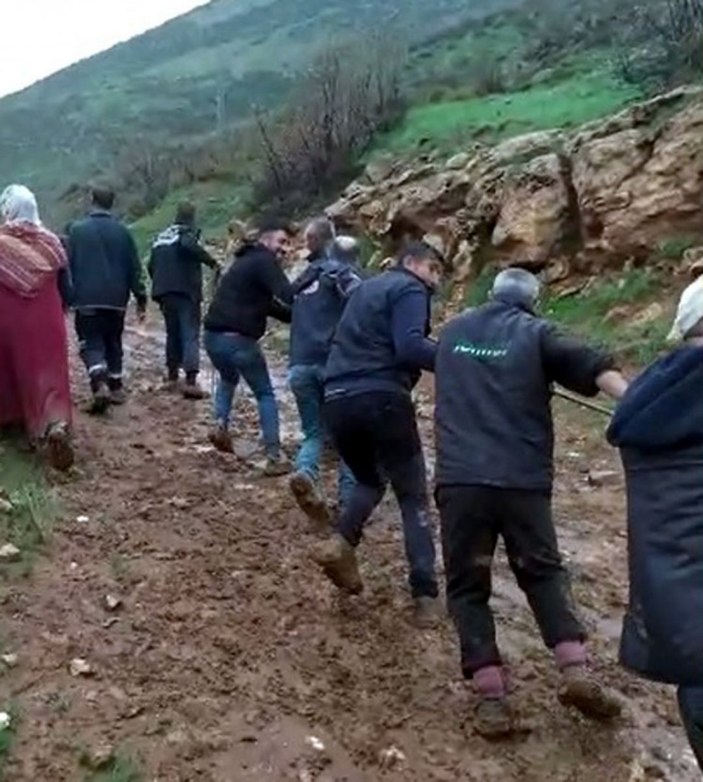Bitlis’te AFAD, çamura saplanan minibüsteki 50 kişiyi kurtardı
