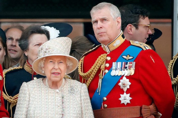 Kraliyet Ailesi'nde Kraliçe Elizabeth'e yakın olma mücadelesi yaşanıyor