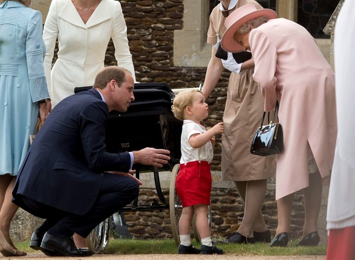 Kraliyet Ailesi'nde Kraliçe Elizabeth'e yakın olma mücadelesi yaşanıyor
