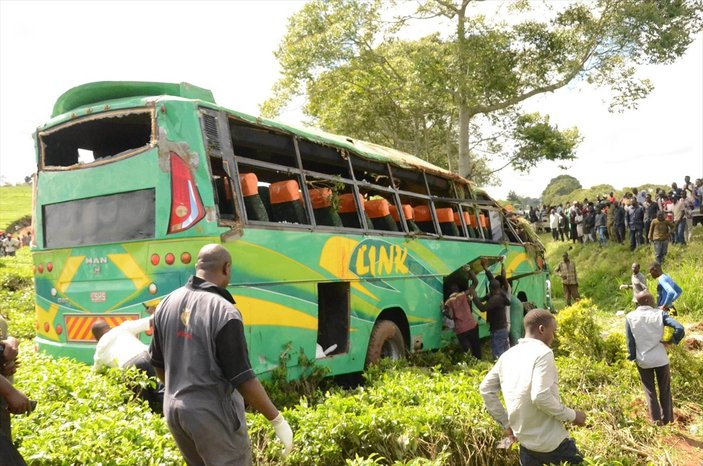 Uganda'da devrilen otobüste can pazarı: 20 ölü