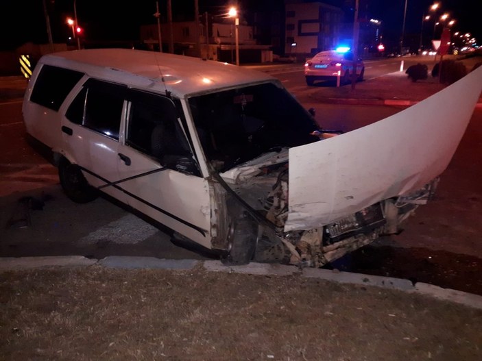 İzmir'de iki otomobil çarpıştı: 8 yaralı
