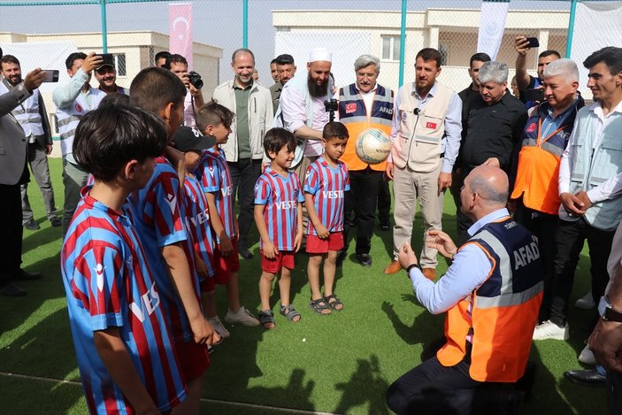 Süleyman Soylu, İdlib'de çocuklarla top oynadı