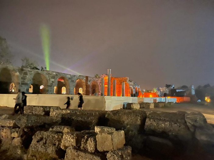 Antalya'da, tarihi kalıntıları kapı yapan gece kulübüne tepki