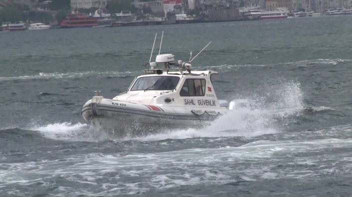 Üsküdar'da fotoğraf çekilirken denize düşen genç kayboldu