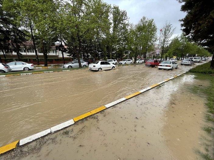 Elazığ'da sağanak yağış, caddeleri göle çevirdi