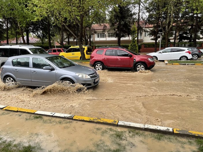 Elazığ'da sağanak yağış, caddeleri göle çevirdi