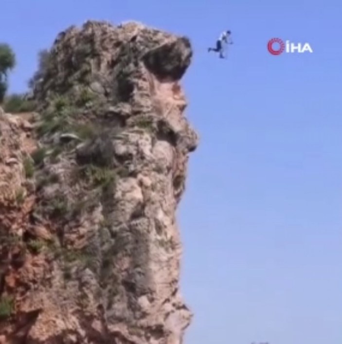 Antalya'da bir kişi, 30 metrelik falezlerden denize atladı