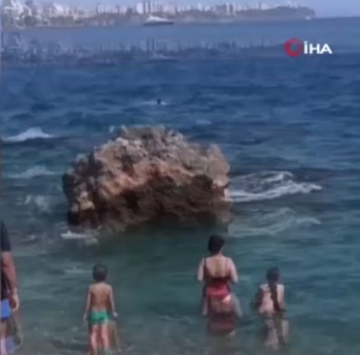 Antalya'da bir kişi, 30 metrelik falezlerden denize atladı