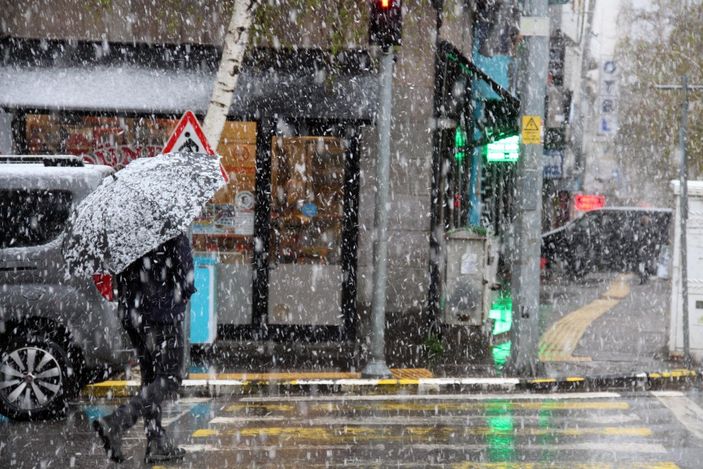 Ardahan'a mayısta lapa lapa kar yağdı