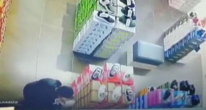 Bağcılar'daki AVM'den ayakkabı çalan hırsız, aynı yerde yakalandı