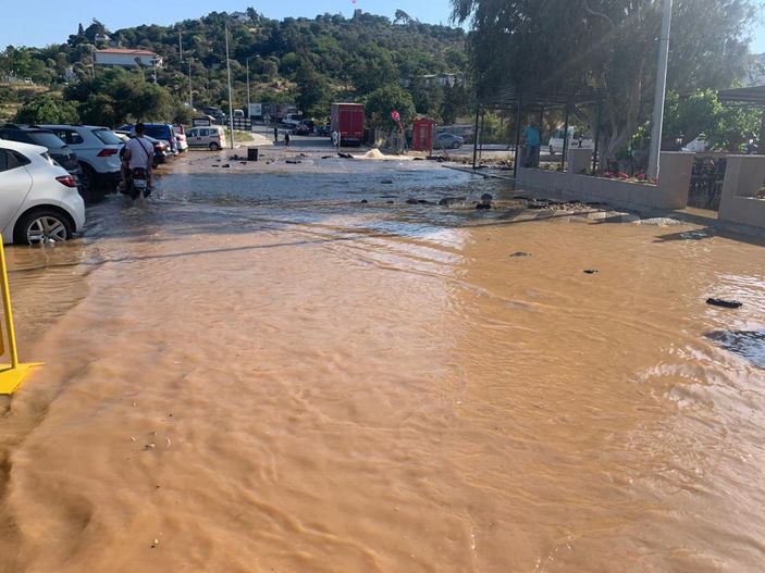 i Bodrum ana isale hattı patladı, iş yerlerini su bastı