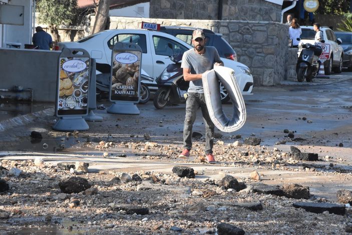 i Bodrum ana isale hattı patladı, iş yerlerini su bastı