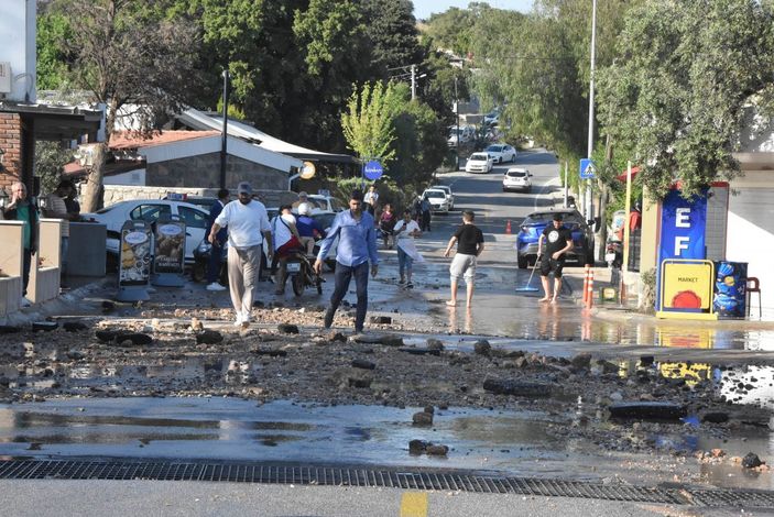 i Bodrum ana isale hattı patladı, iş yerlerini su bastı