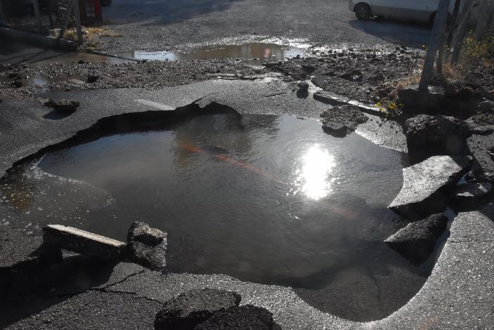 i Bodrum ana isale hattı patladı, iş yerlerini su bastı