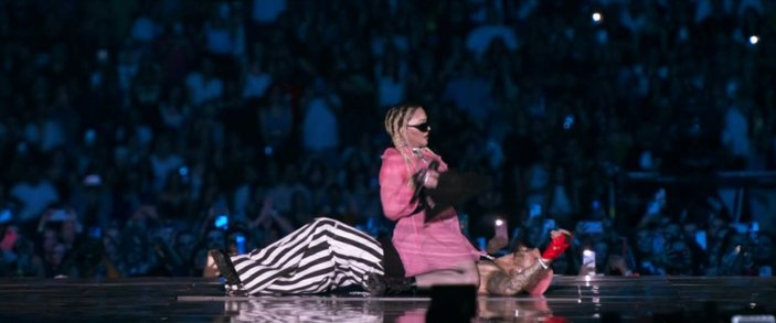 Madonna, Maluma’nın kucağına oturdu