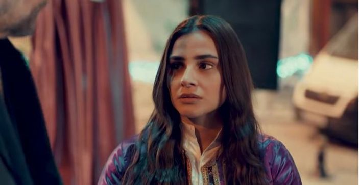 Gönül Dağı'nın Asuman'ı sere serpe uzanınca... Mini elbiseli ev tarzını gören 'kılıç gibi keskinsin' dedi!