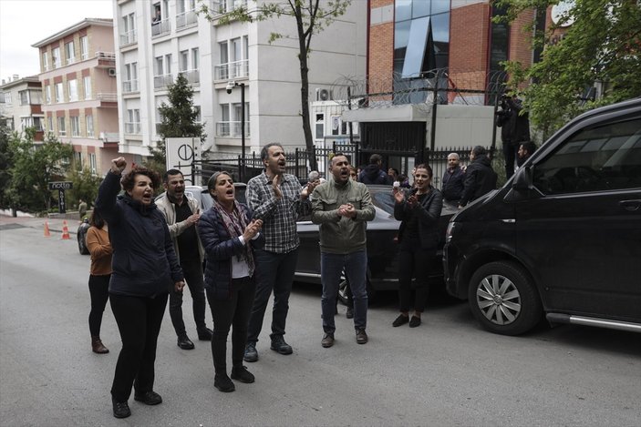 Ankara'da HDP binası önünde siyah çelenk gerginliği