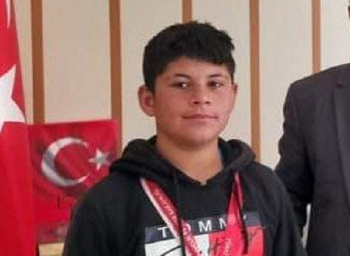 İzmir’de genç sporcu motosikletiyle traktöre çarptı, hayatını kaybetti