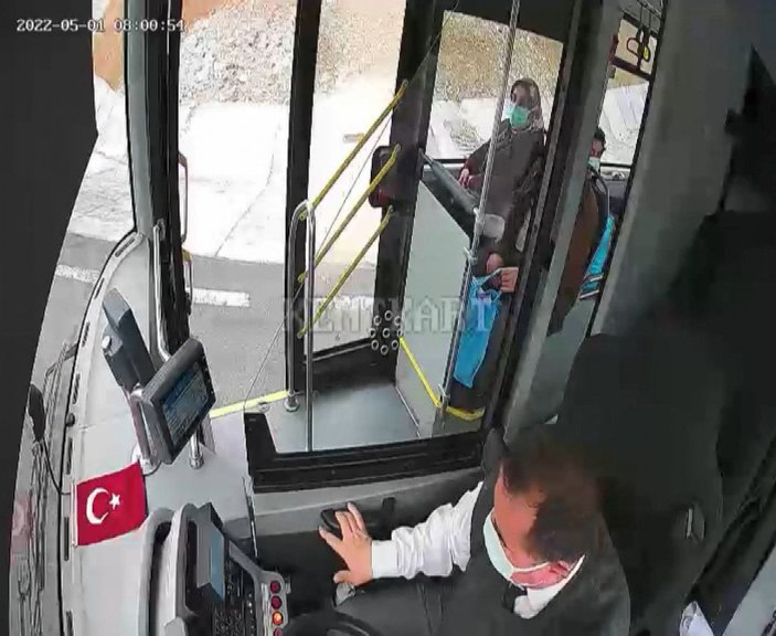 Kocaeli'de otobüsü durdurup yoldaki Türk bayrağını aldı