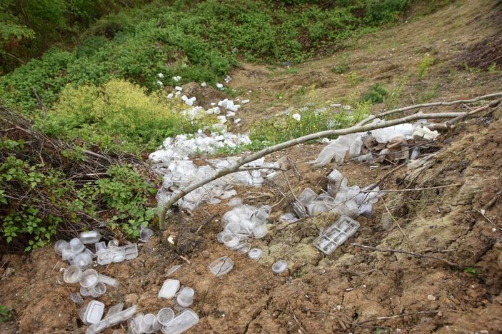 Sinop'ta ormana atılan çöplere vatandaşlardan tepki