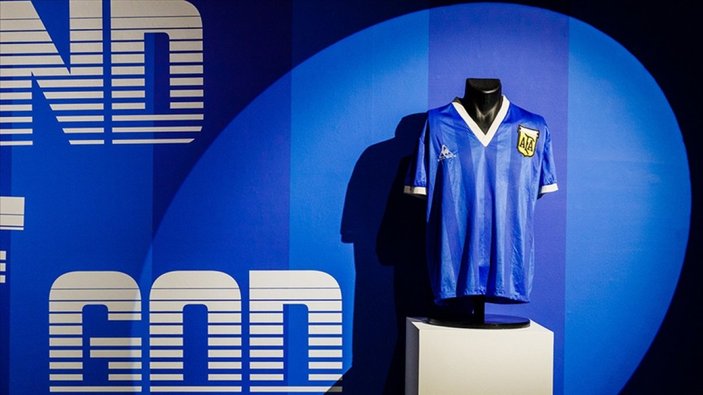 Maradona'nın eliyle gol atarken giydiği forma 7,1 milyon sterline satıldı