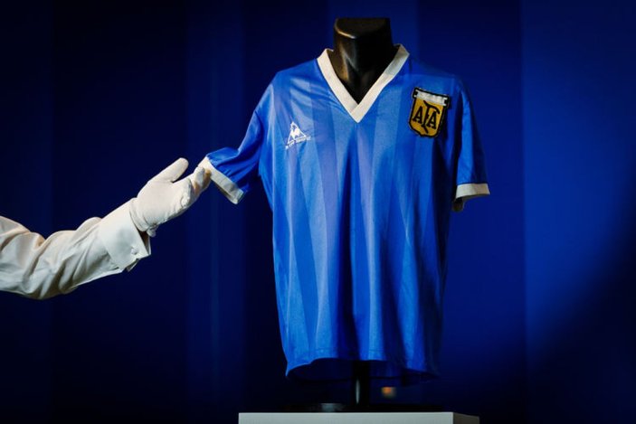 Maradona'nın eliyle gol atarken giydiği forma 7,1 milyon sterline satıldı