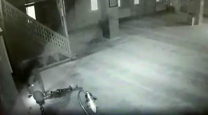 Ümraniye’de iki camiden şamdan çalan hırsız kamerada