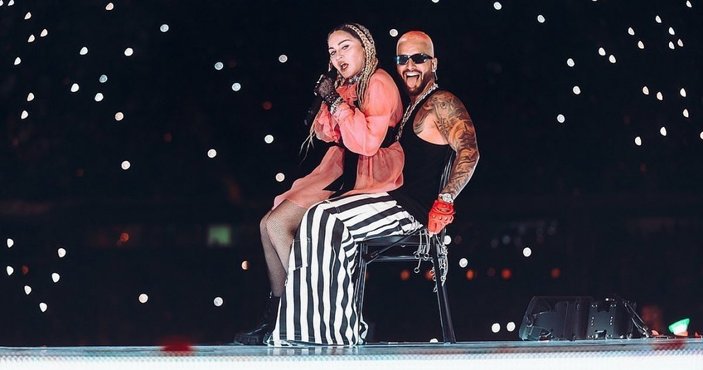 Madonna, Maluma’nın kucağına oturdu